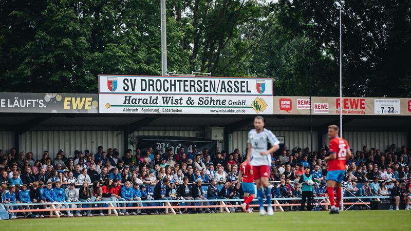 Alle Geraden um das Kehdinger Stadion waren prall gefüllt.