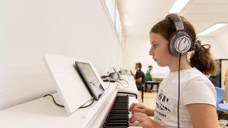 Gitarre und Klavier lernen im „Sound Circle“ Alle Instrumentenplätze sind verkabelt, sodass stille Bandproben möglich sind. (Foto Produktion)