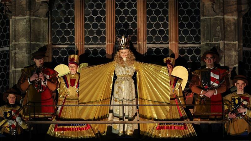 Alle Jahre wieder: Mit dem feierlichen Prolog eröffnet Nora Falk, das neue Nürnberger Christkind, auf der Empore der Frauenkirche offiziell den Nürnberger Christkindlesmarkt 2025. 