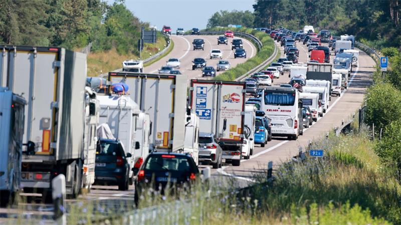Alle Jahre wieder zur Ferienzeit: Auf der A7 zwischen dem Dreieck Walsrode und der Anschlussstelle Bad Fallingbostel staut sich der Reiseverkehr. 