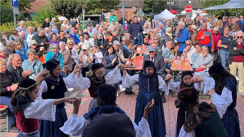 Altländer Apfelfest: Wenn Pomologen zur letzten Rettung werden Alle Plätze besetzt beim Auftritt der Altländer Volkstanzgruppe.