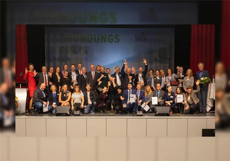 Alle Preisträger, Laudatoren und das WLH-Team auf der Bühne der Burg Seevetal. Foto: WLH GmbH/Hauke Gilbert
