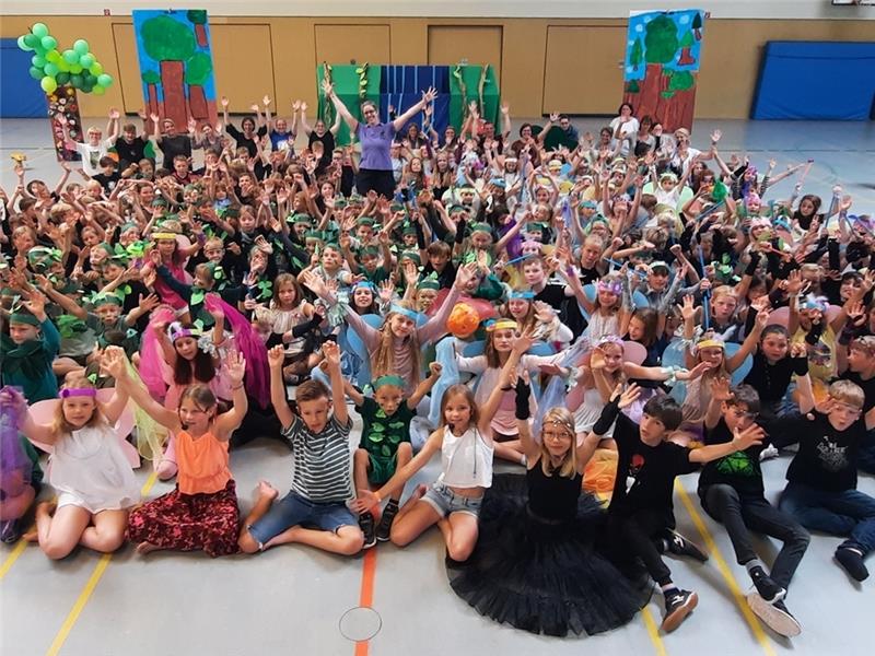 Alle Schüler verwandeln sich in zauberhafte Gestalten und starten mit Isabel von Vacano (Mitte, stehend) eine Rettungsaktion mit viel Musik, Schauspiel und Gesang. Foto: Fehlbus