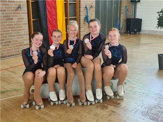 Alle Staderinnen holten Medaillen. Hier präsentieren Valeska Stüven, Chiara Eggers, Lara Wilhelmi, Kaya Isabel Helck und Tuula Koch (von links) ihre Auszeichnungen.