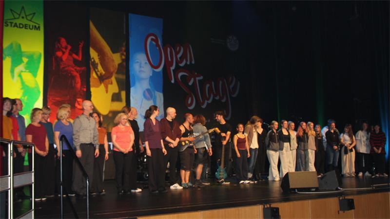 Junge und alte Talente im Rampenlicht: Begeisternde Auftritte in Stade Alle Teilnehmer der 4. Open Stage standen zum Abschluss gemeinsam auf der Bühne.
