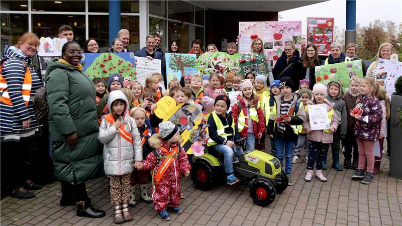 Kreatives zur Kirsche: Kreisbauernverband zeichnet engagierte Kindergärten aus Alle Teilnehmer der Auszeichnungsveranstaltung stellen sich für ein Gruppenfoto auf.