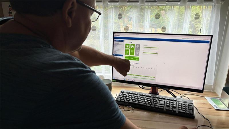 Endlich autark: So sanierte eine Dollerner Familie ihr Traumhaus Alle Verbrauchsstellen auf einen Blick: Andreas Haak nutzt den PC für die Kontrolle der Energiemesswerte.