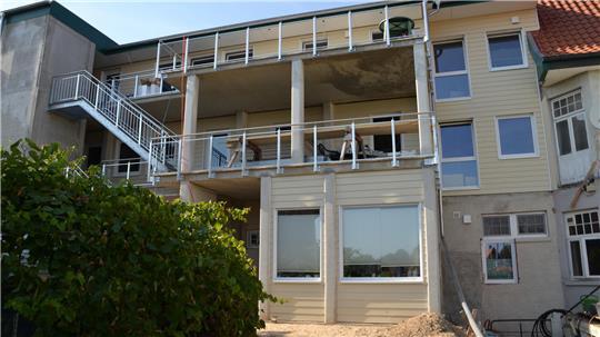 Alle Wohneinheiten im Haus der Horizonte sind über die Außentreppen und den Fahrstuhl (links) erreichbar.