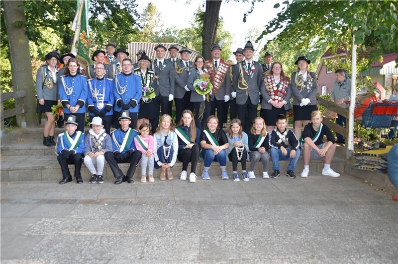 Alle Würdenträger der Horneburger Schützen auf einen Blick. Oben steht Julian Brennecke, Horneburgs junger Schützenkönig. Foto: Hardtke-Arndt