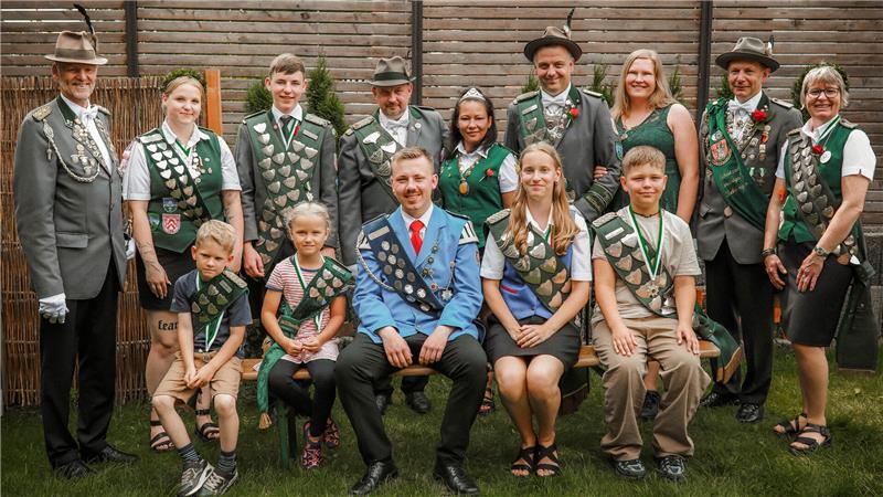 Zum ersten Mal König: André Göringer freut sich auf sein Amt Alle Würdenträger des Schützenvereins Drochtersen haben sich im Garten des Königs versammelt.