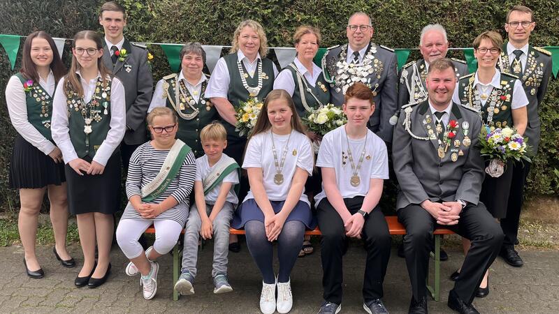 Vater und Tochter regieren beim Schützenverein Fredenbeck Alle Würdenträger des diesjährigen Schützenfestes in Fredenbeck.