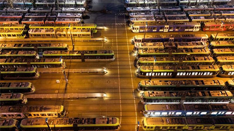 Alle Züge stehen still: Stadtbahnen der hannoverschen Verkehrsbetrieben „Üstra“ stehen während eines Warnstreiks im Öffentlichen Dienst auf dem Betriebshof Glocksee 