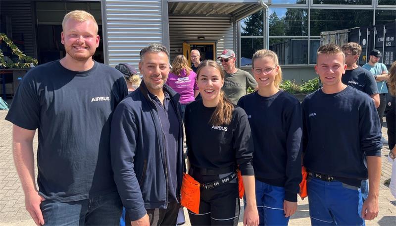 Vom Azubi zum Ausbilder: Einblick in Berufswege bei Airbus in Stade Alle bei Airbus in Stade ausgebildet: Ausrüstungsmechaniker Steffen Cordes (24), Betriebsratsvorsitzender Tamer Yüksel (46), Qualitätsprüferin Alina Kienast (24) sowie die Ausrüstungsmechaniker Nina Heitmann (26) und Robert Galler (23).