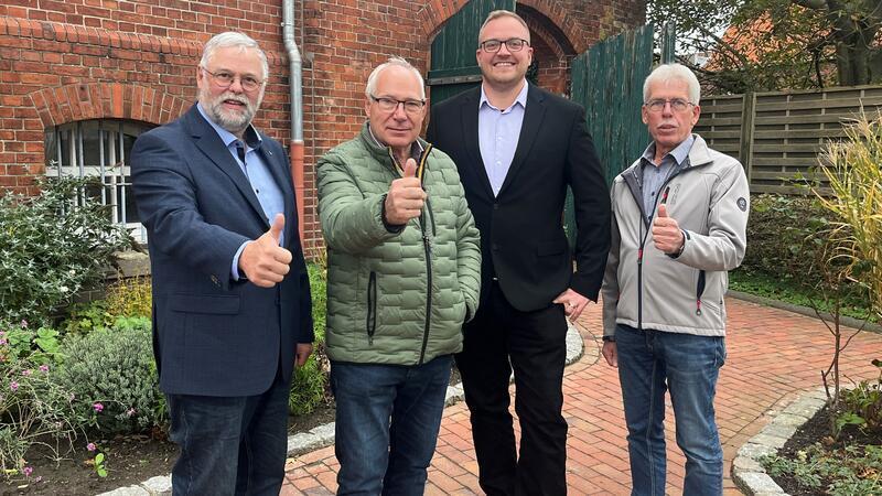 Frank Griemsmann will Bürgermeister in Nordkehdingen werden Alle drei Fraktionsvorsitzenden, Horst Wilkens (CDU, links), Dietmar Stüven (FWG, Zweiter von links) und Jonny Röndigs (SPD, rechts), unterstützen die Kandidatur von Frank Griemsmann für das Bürgermeisteramt.