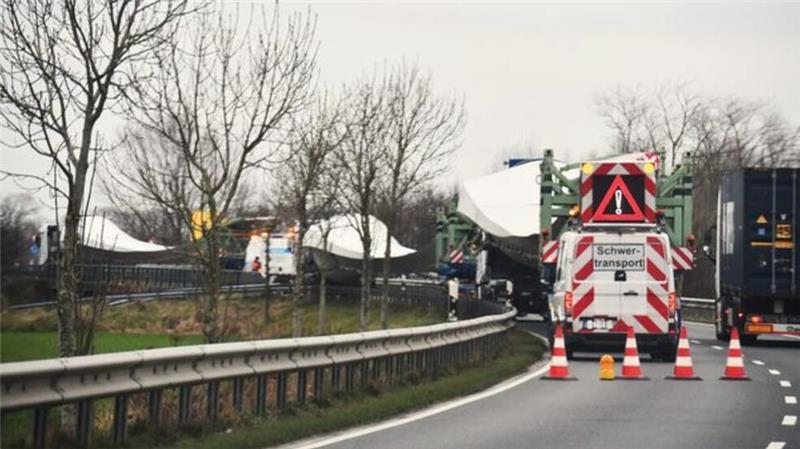 Alle drei Großraum- und Schwertransporte waren mit jeweils einem Rotorblatt für Windkraftanlagen beladen.
