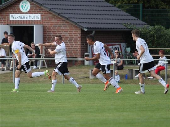Alle folgen dem Hedendorfer Kapitän Felix Arlt, der kurz vor der Pause per sehenswerten Freistoß zum 1:1 ausglich. Der Auftakt für den VSV-Sieg in Elstorf.