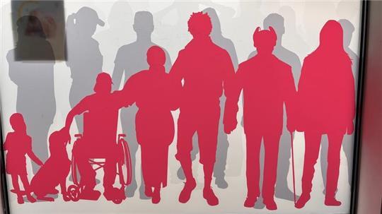 Alle gemeinsam - so wie im Schaufenster des Senioren-Treffs in Himmelpforten sollen auch durch die Demografie-Strategie alle Bevölkerungsgruppen einbezogen werden.