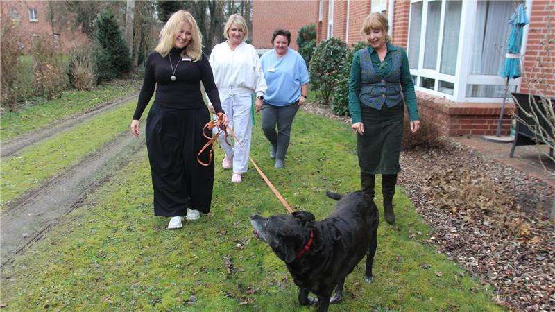 Alle haben Skibby ins Herz geschlossen: Pflegedienstleitung Alina Behring, Pflegerin Martina, Einrichtungsleiterin Magdalena Schmilinski und Betreuerin Iris Wolf (von links).