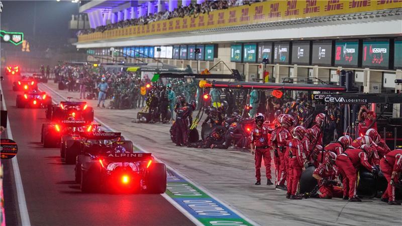 Das große McLaren-Flattern vor „Chucky“ Verstappen Alle kamen zum Reifenwechsel in der Safety-Car-Phase, nur McLaren nicht.