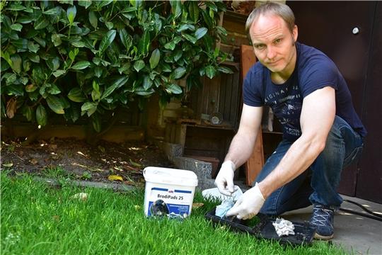 Alle paar Tage muss Jörg Müller aus Harsefeld seine Rattenfallen auffüllen. Alle Versuche, das Nagerproblem allein zu lösen, schlugen fehl. Foto: Ahrens
