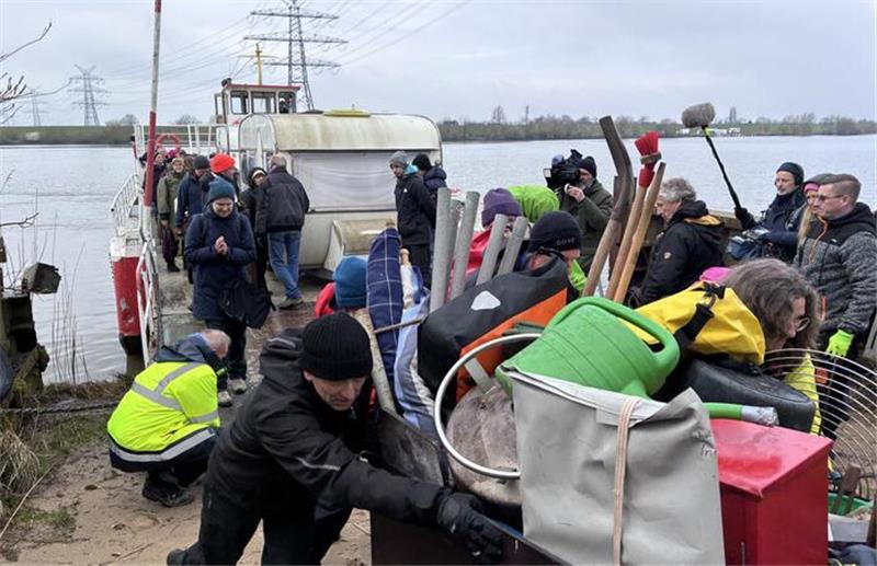Alle packen mit an, wenn die Wohnwagen und Materialanhänger der Dauercamper auf die Insel kommen.