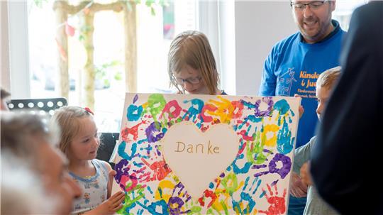 Alle unter einem Dach: Der Kinder- und Jugendförderverein Hagenah/Heinbockel bietet viele Aktionen in der „Alten Schule“ an - und dankte für den neuen und hellen Multifunktionsraum.