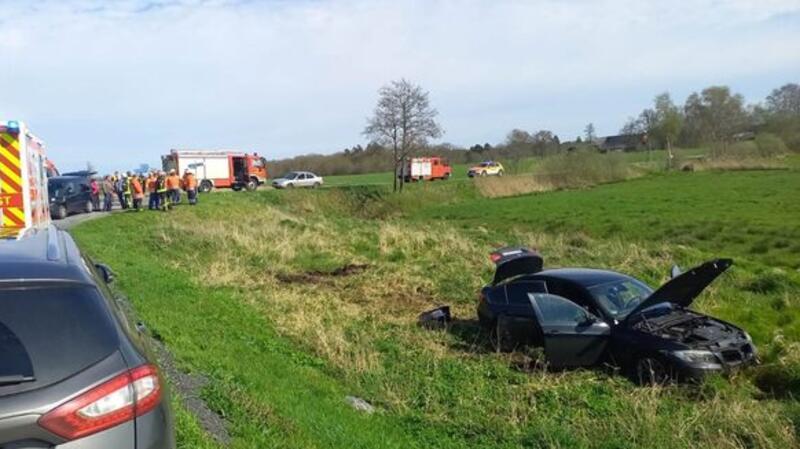Alle vier Insassen, darunter ein Kleinkind, wurden leicht verletzt vom Rettungsdienst in umliegende Kliniken gefahren.