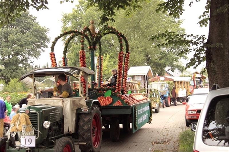 Alle vier Jahre ziehen geschmückte Wagen durch Kutenholz: Foto: Verein