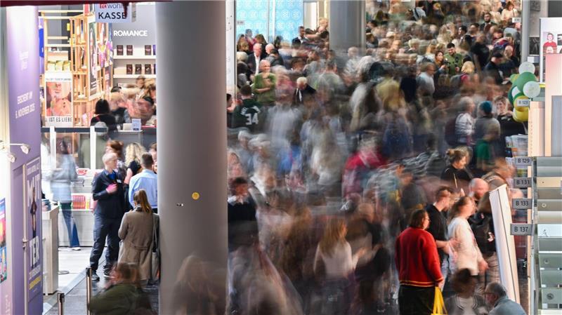 Bilder des Tages Alle wollen lesen: Große Andrang herrscht auf der Frankfurter Buchmesse.