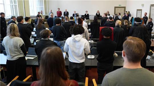 Alle zehn Angeklagte werden schuldig gesprochen, aber nur manche wurden zu Haftstrafen verurteilt.