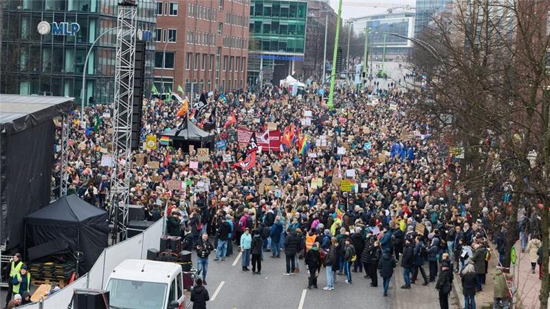 „Alle zusammen gegen den Faschismus“ skandieren die Teilnehmer einer Demonstration in Hamburg.