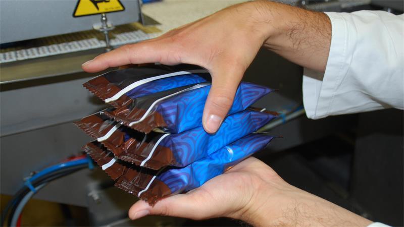 In Apensens Eisfabrik: Coole Spezialitäten am laufenden Band Alle zwei Stunden werden Proben der fertigen und verpackten Eissorten aus der Produktion genommen und im Labor akribisch untersucht.
