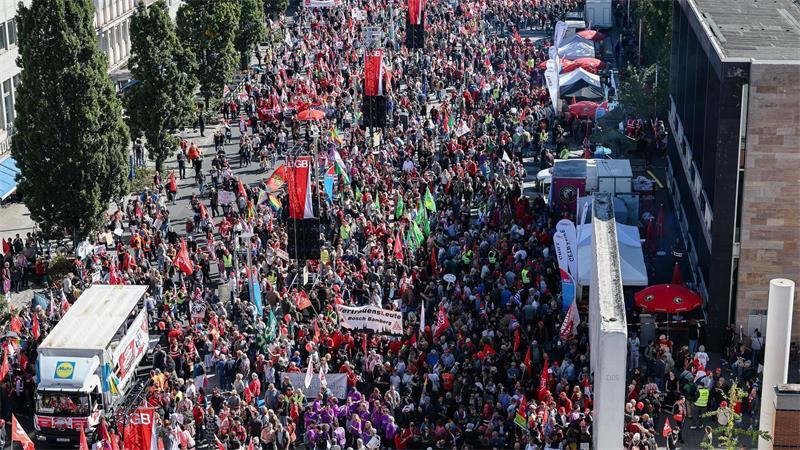 Allein 20.000 Menschen zogen nach Polizeiangaben bei verschiedenen Demonstrationszügen durch Nürnberg.