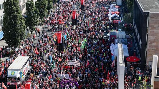 Allein 20.000 Menschen zogen nach Polizeiangaben bei verschiedenen Demonstrationszügen durch Nürnberg.