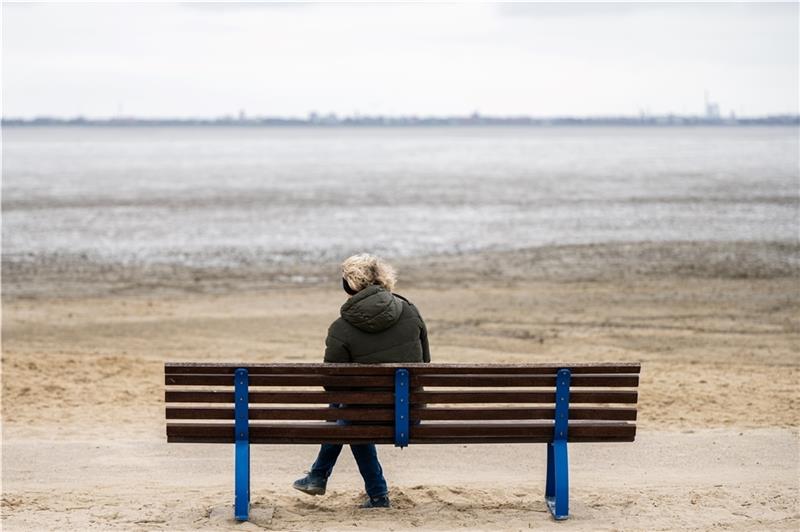 Epidemie der Einsamkeit: Telefonseelsorge Elbe-Weser hat viel zu tun Allein auf der Bank zu sitzen, kann auch schön sein. Aber die erzwungene Einsamkeit in der Corona-Pandemie ist für viele schwer auszuhalten. Foto: Mohssen Assanimoghaddam/dpa