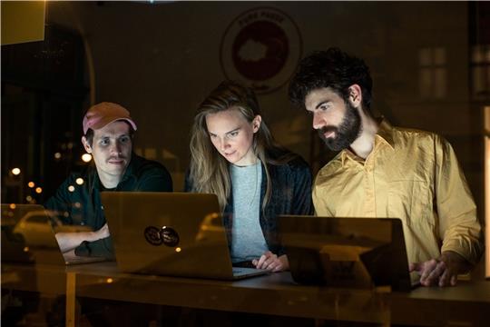 Allein aufgrund persönlicher Onlinedaten hat die Gruppe Laokoon die digitale Doppelgängerin einer ihr unbekannten Person erschaffen. Foto: Konrad Waldman