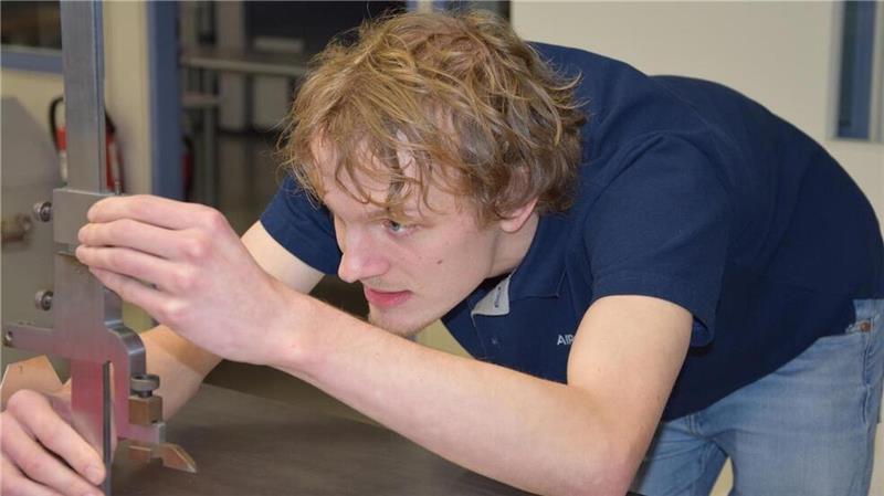 Airbus: Bester Fluggerätmechaniker heißt Otis Jaudszim Allein das Augenmaß beim Flugzeugbau reicht nicht aus. Da braucht es schon einen Messschieber, um exakt zu sein.