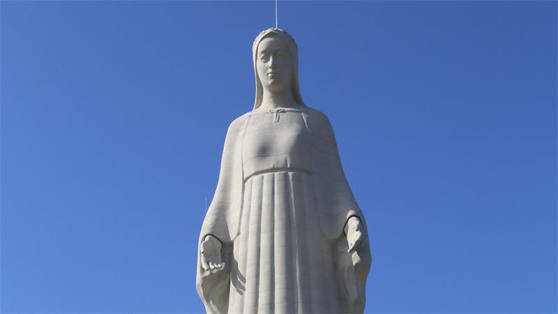 Riesige Marienstatue in Polen soll Pilger anziehen Allein der Sockel in Form einer Krone misst 15 Meter Höhe.