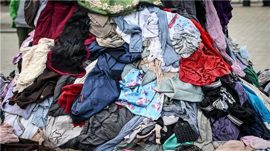 Allein im deutschen Onlinehandel werden der EU-Kommission zufolge jährlich fast 20 Millionen zurückgesandte Artikel entsorgt.