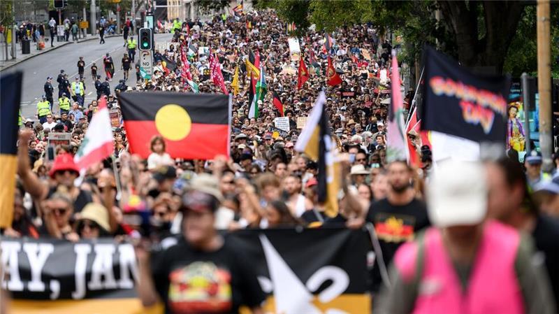 Gedenken an Kolonisierung: Australia Day sorgt für Proteste Allein in Sydney versammelten sich Medienberichten zufolge etwa 15.000 Menschen.