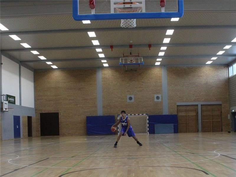Allein in weiter Halle: Die Regionalliga-Basketballer des VfL Stade dürfen noch in Zwei-Mann-Teams in Ottenbeck trainieren. Fotos: Bröhan