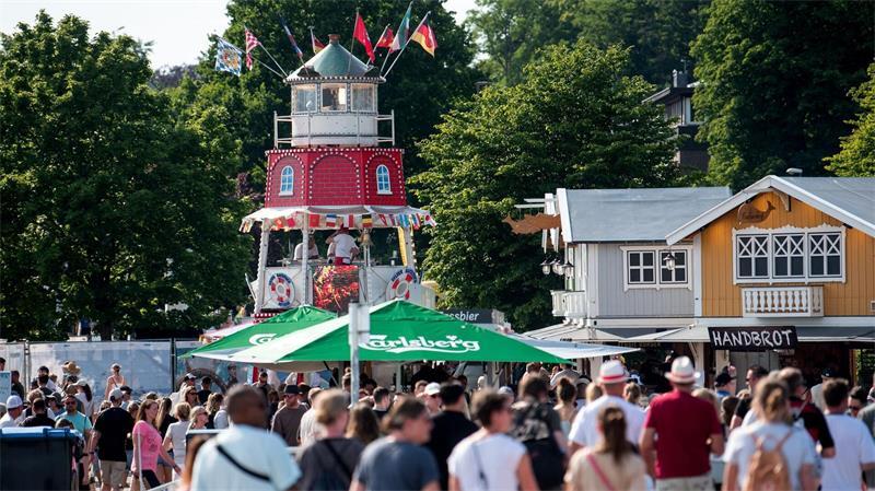 Allein zum Eröffnungswochenende kamen laut der Stadt bereits mehr als 1,1 Millionen Besucherinnen und Besucher zur Kieler Woche. (Archivbild)