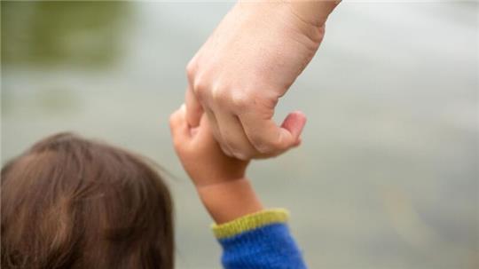 Alleinerziehende sind laut einer neuen Studie häufiger einsam als andere Bevölkerungsgruppen.