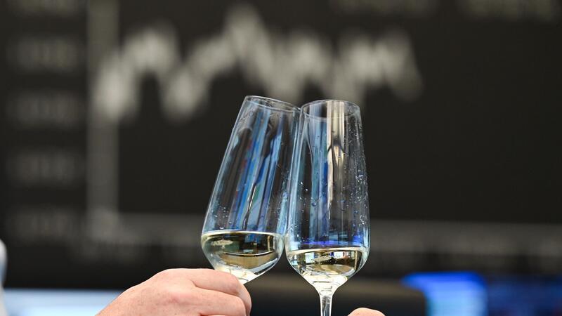 Rekord-Dax muss sich Realitäts-Check stellen Allen Grund anzustoßen: Zwei Börsenhändler im Handelssaal der Frankfurter Börse.