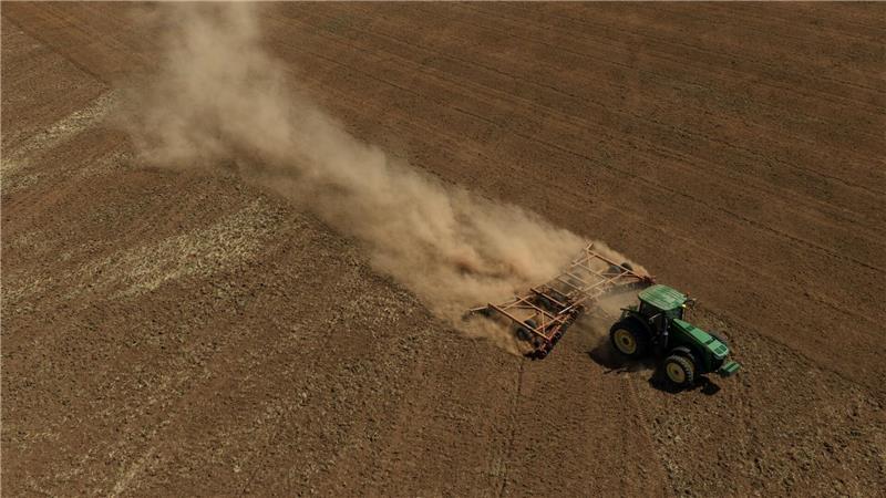 Allen O’Neal pflügt sein Feld und bereitet sich auf die Anpflanzung von Baumwolle in der Nähe von Quanah in einer Dürreperiode vor.