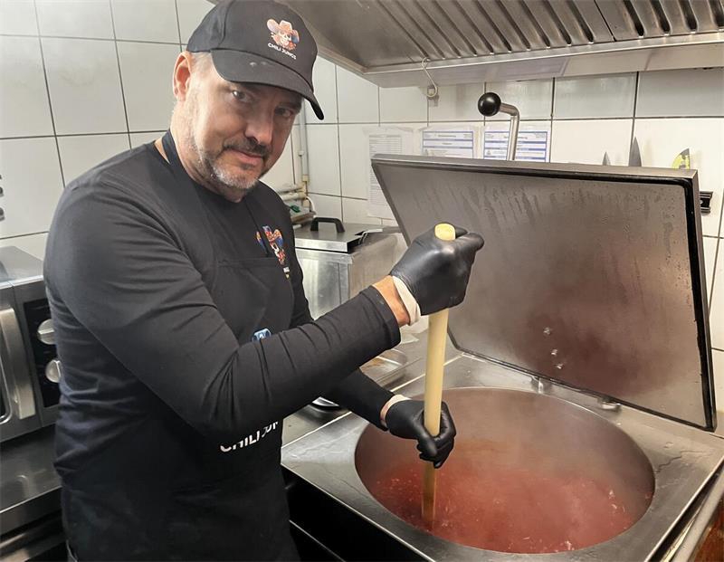 Alles Handarbeit: Hier rührt Christian Kutz-Kromnow die Salsa in der Abthaus-Küche um.