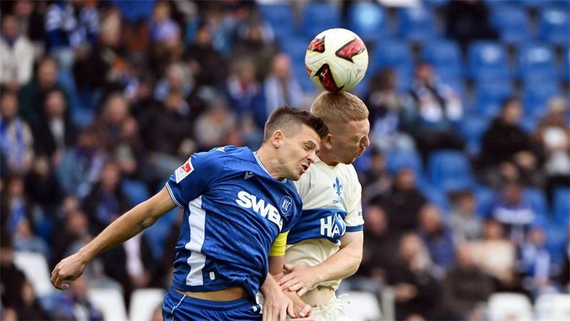 Raus aus der Krise: KSC deklassiert Darmstadt 98 Alles Kopfsache: Karlsruhes Marvin Wanitzek (l) und Darmstadts Kai Klefisch im Duell um den Ball.
