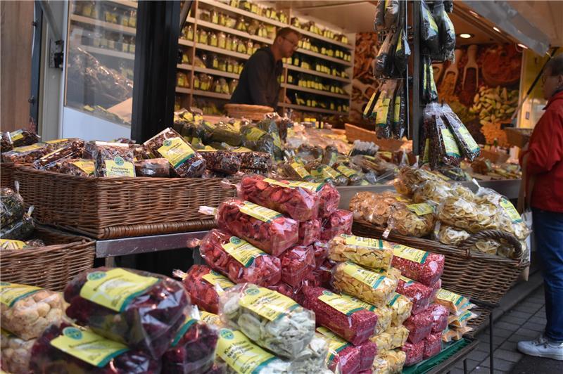 Seit 65 Jahren dreht sich das Greger-Karussell auf dem Herbstmarkt Alles Mögliche ging am Freitag in Horneburg über die Verkaufstheke: Beim Gewürzhandel Büchel aus Ahlerstedt Gewürze, Tee oder Trockenfrüchte.