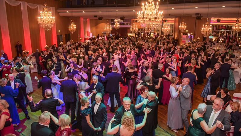 Alles Walzer: Mehr als 800 Gäste drehten sich während des letzten Stader Opernballs unter den Kronleuchtern des Stadeums.