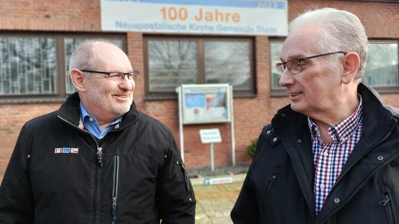 100 Jahre Neuapostolische Kirche in Stade - Was sie von anderen unterscheidet Alles auf ehrenamtlicher Basis: Kirchenvorsteher Frank Meyer (links) und Herbert Marquardt vom Organisationsteam.